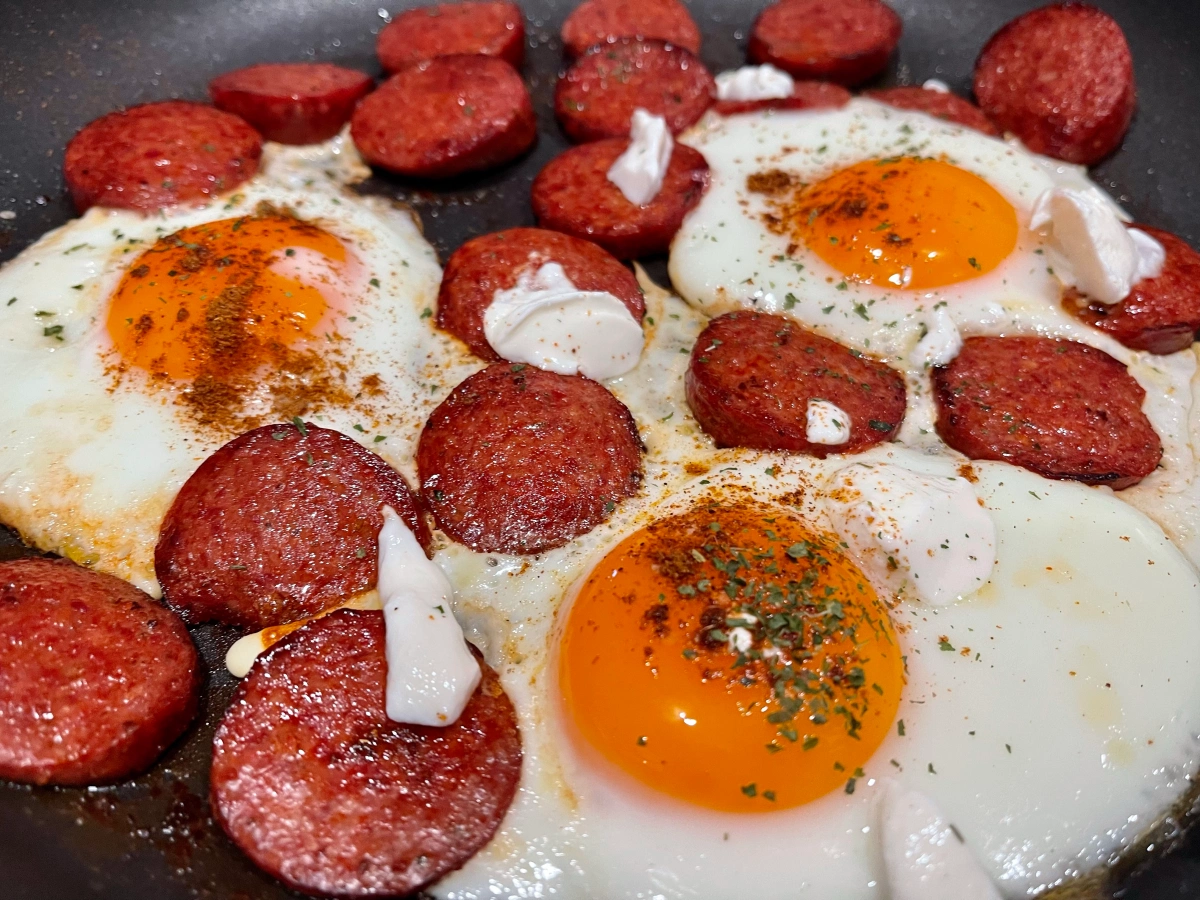 بيض مقلي مع سجق